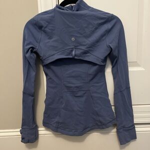 little bit of pilling not really noticeable 
define jacket in water drop 
size 2